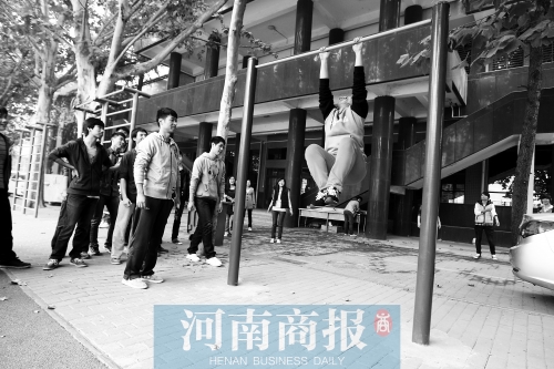 引體向上，難住不少同學(xué)
