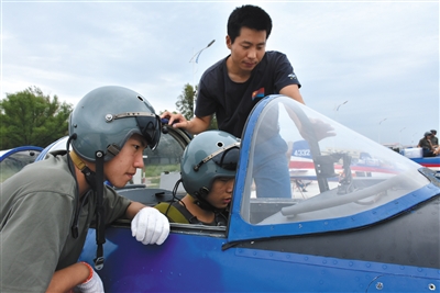 8月26日，來自吉林、湖北、山東的青少年航空學(xué)校的高中學(xué)生，進行了首次飛行體驗活動