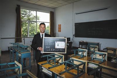 　張俊成，41歲，曾是北京大學的一名保安。1995年，通過成人高考，考上了北京大學法律系(專科)，被媒體稱為“北大保安高考第一人”，現(xiàn)為長治市一所中等職校的校長