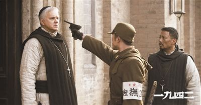 梅甘（左）、安西滿（右）與日本兵對峙的一幕。