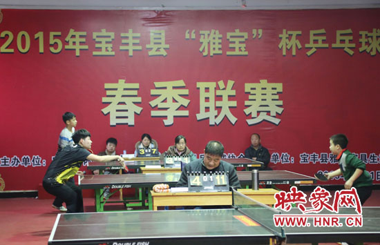 2月22日，河南省寶豐縣兩名乒乓球參賽選手在比賽中激烈角逐。