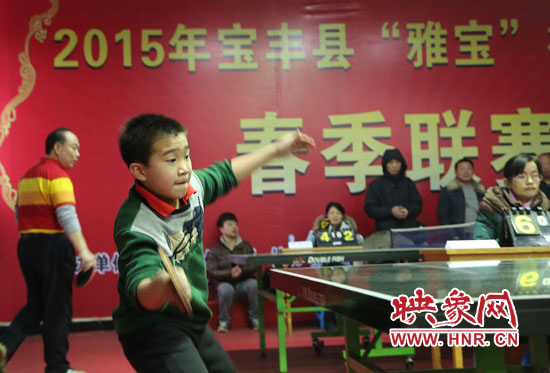 2月22日，乒乓球參賽選手在河南省寶豐陽(yáng)光青少年俱樂(lè)部迎新春乒乓球春季聯(lián)賽，選手在比賽中激烈角逐。