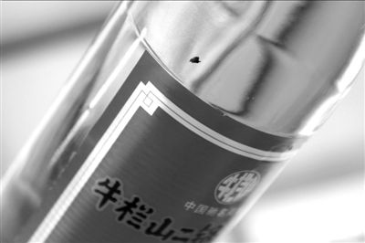 圖中畫圈處為瓶中的黑色異物。京華時報記者 譚青 攝