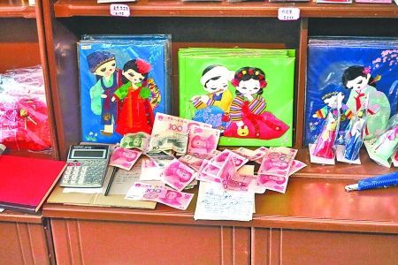 2012年6月21日，在朝鮮羅先特別市的一家商店里，柜臺(tái)上散落著一些人民幣。在朝鮮，人民幣比本國(guó)的貨幣更受歡迎。 CFP供圖