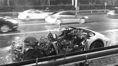 蘭博基尼自燃后報(bào)廢?！∥⒉┚W(wǎng)友 SCC寬寬 攝