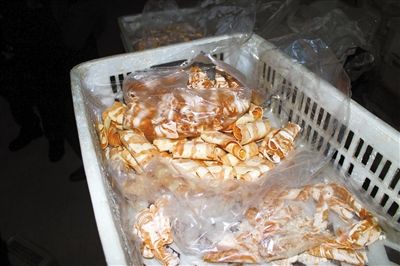 原料加工成“牛肉”產(chǎn)品批發(fā)價(jià)20多元一斤，加工成“羊肉卷”批發(fā)價(jià)為10元一斤。