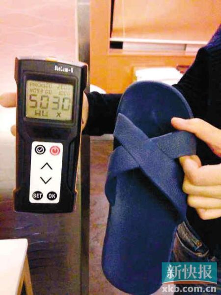 ■記者測試的嶺南佳園酒店膠拖鞋細菌總數(shù)高達5030RLUs。