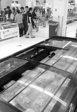 新街口某超市羊肉卷柜臺(tái)無人問津。