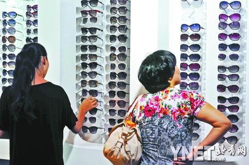 進(jìn)入暑期之后，眼鏡市場迎來了學(xué)生的換鏡高峰