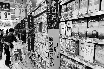 在通州某超市，進(jìn)口奶粉、純牛奶打出“原裝進(jìn)口”的招牌吸引消費(fèi)者購(gòu)買 攝/法制晚報(bào)記者 黑克