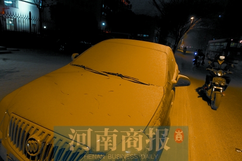 拆遷現(xiàn)場，途經(jīng)的汽車遭了殃，落了厚厚一層灰