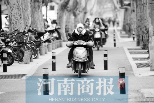 金水路防疫路附近，路樁間距很小，電動車經(jīng)過時要很小心才能避開