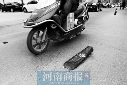 金水路上，一根路樁被撞倒