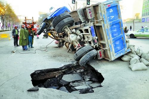 出事的卡車上，拉了十幾噸的水泥市民供圖