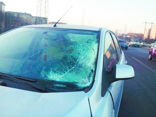 肇事轎車前擋風(fēng)玻璃上，留著清晰的撞擊痕跡。