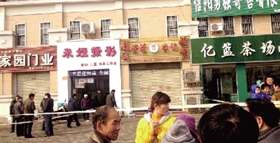 發(fā)生命案的投資公司門(mén)前已拉起了警戒線