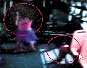 去年10月份的一天，一名女乘客打著電話下了車，包丟在了車上。(翻拍視頻)