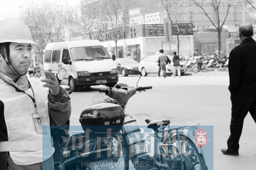  燃氣泄漏,消防員演習變實戰(zhàn)。而幾米外,有工作人員在抽煙