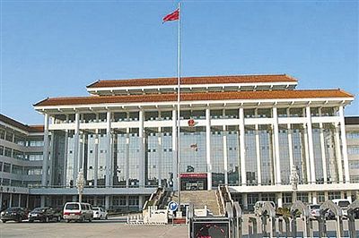 濮陽(yáng)縣違規(guī)、超標(biāo)修建的縣委、縣政府辦公樓。新華社發(fā)發(fā)布