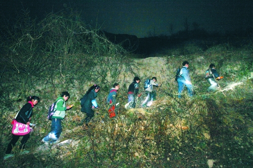 在一些山區(qū),因?yàn)閷W(xué)校太遠(yuǎn),孩子們天不亮就得打著手電出發(fā)。L CFP供圖