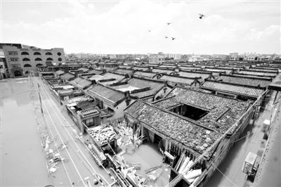 19日，廣東汕頭潮陽區(qū)和平鎮(zhèn)出現(xiàn)水浸現(xiàn)象。連日來，廣東省汕頭市潮陽區(qū)、潮南區(qū)普降暴雨。新華社發(fā)