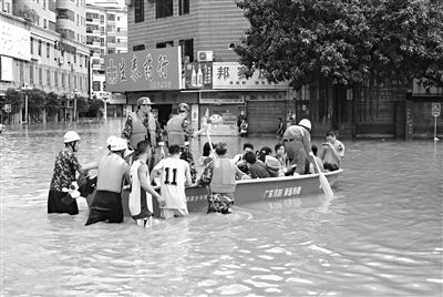 18日，廣東省清遠市陽山縣縣城,消防官兵合力推動沖鋒舟，轉(zhuǎn)移被困學(xué)生。新華社發(fā)