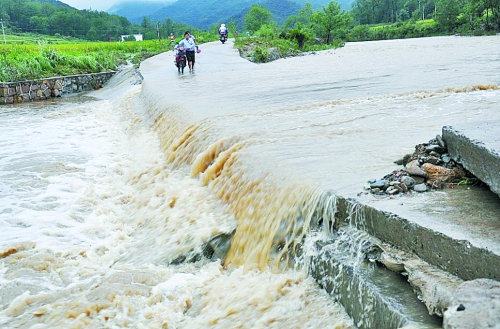 短時強(qiáng)降雨攜帶泥土、沙石、樹木等造成災(zāi)害