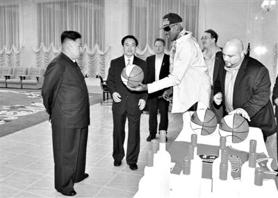 平壤，朝鮮最高領(lǐng)導(dǎo)人金正恩接待再次來訪的美國籃球明星羅德曼。