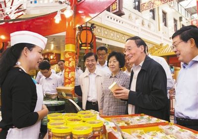 9月6日，王岐山在天津南市食品街調(diào)研，在月餅柜臺前，詢問中央關(guān)于中秋國慶嚴禁公款送禮的規(guī)定發(fā)布后的銷售情況。新華社記者 李學仁 攝