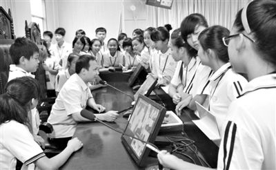 2013年5月30日，結(jié)合當前國內(nèi)民眾普遍關(guān)注的“校長開房”、“強奸猥褻”等事件，廣西上思縣人民法院邀請中小學生到法院觀摩案件的庭審，提高他們的守法、維權(quán)意識。圖/IC