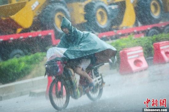 圖為南寧市民冒雨出行。中新社發(fā) 馮抒敏 攝