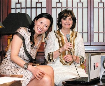 英國《每日郵報(bào)》刊發(fā)了一張鄧文迪曾幫助布萊爾夫人在中國推銷其自傳的圖片。
