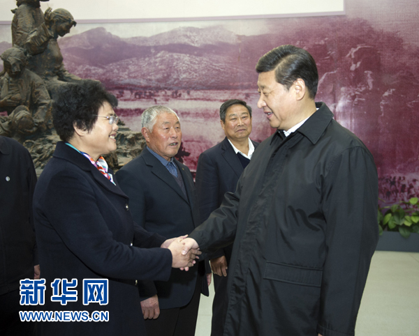 25日上午，習(xí)近平在臨沂華東革命烈士陵園參觀沂蒙精神展并會(huì)見當(dāng)?shù)叵冗M(jìn)模范和當(dāng)年支前模范后代代表。