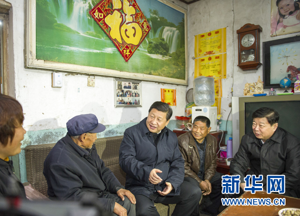 25日下午，習(xí)近平在地處沂蒙老區(qū)的臨沭縣曹莊鎮(zhèn)朱村看望83歲的“老支前”王克昌。