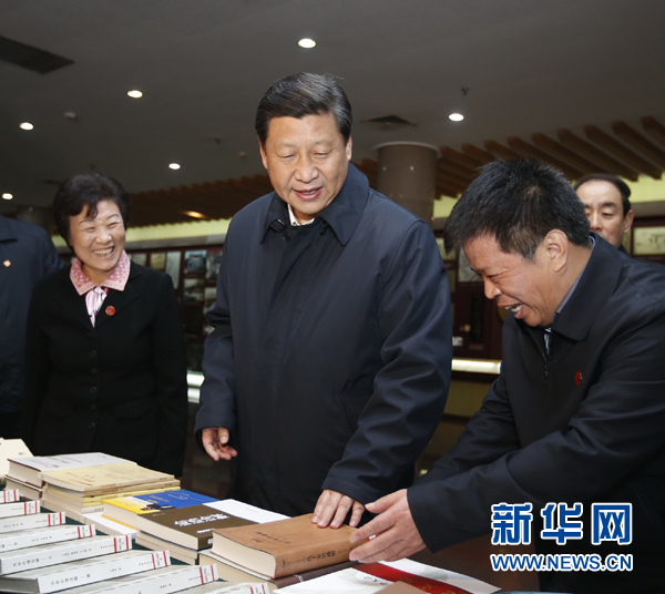 26日上午，習(xí)近平在孔子研究院參觀考察。新華社記者鞠鵬 攝