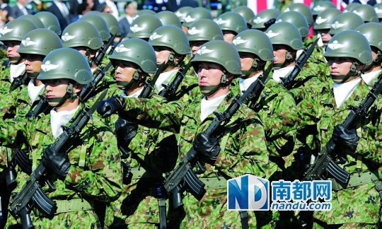 10月27日，日本自衛(wèi)隊(duì)舉行閱兵儀式