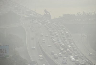 昨日，南昌市八一大橋被霧霾籠罩。 新華社發(fā)