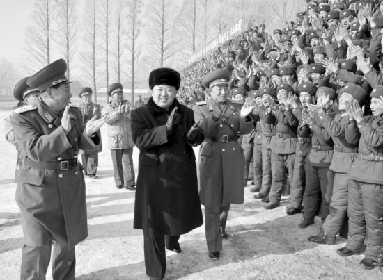 24日，金正恩視察前線部隊(duì)。