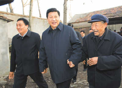 11月25日，習(xí)近平在地處沂蒙老區(qū)的臨沭縣曹莊鎮(zhèn)朱村，親切地拉著83歲的“老支前”王克昌的手。