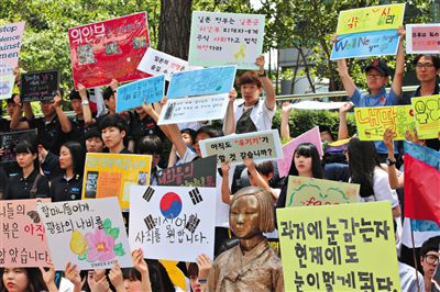 6月4日,韓國首爾,韓國慰安婦和民眾在日本駐韓大使館門前集會(huì),要求日本政府承認(rèn)并解決慰安婦問題。
