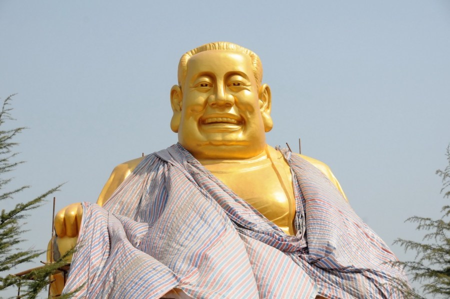 圖位此前的4月26日，“佛像”上出現(xiàn)帆布，最終，工作人員將帆布蓋在“佛像”頭像上。