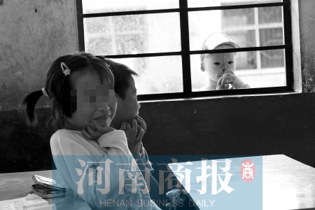 她不止一次說想去上學(xué)，而更多的時候，她是站在教室外面，眼巴巴地看著里面的小朋友