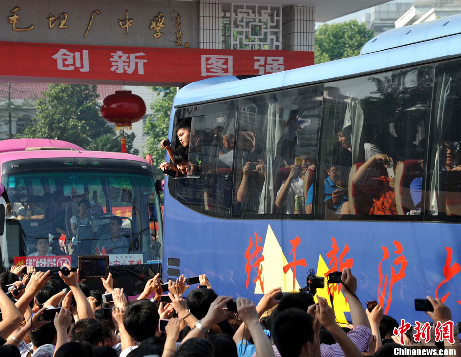 6月5日，一年一度的毛坦廠(chǎng)鎮(zhèn)“送考節(jié)”到來(lái)，70輛大巴車(chē)護(hù)送毛坦廠(chǎng)中學(xué)萬(wàn)名考生安全赴考。