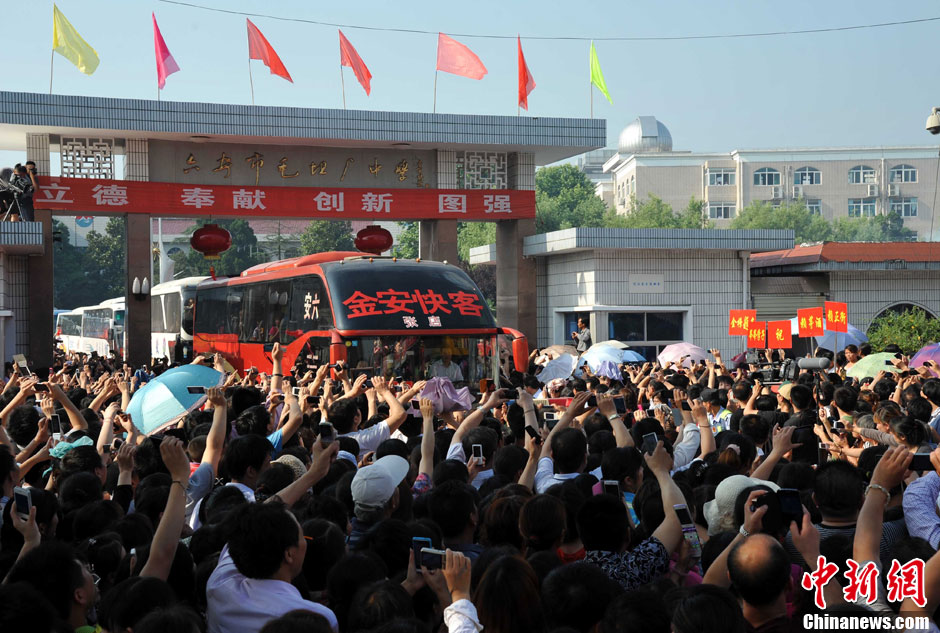 6月5日，一年一度的毛坦廠(chǎng)鎮(zhèn)“送考節(jié)”到來(lái)，70輛大巴車(chē)護(hù)送毛坦廠(chǎng)中學(xué)萬(wàn)名考生安全赴考。