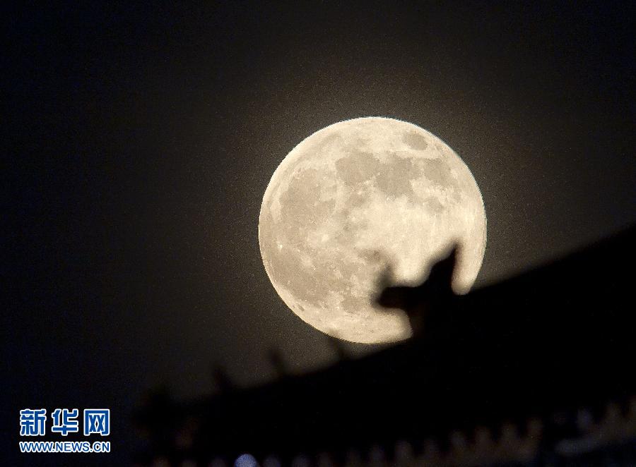 6月23日晚，在北京故宮角樓附近拍攝的圓月。