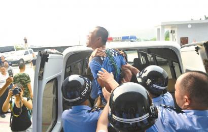 6月19日，安岳縣看守所，押赴刑場的一刻，劉明（化名）跳起來托付親友照顧好父母。吳小川 攝