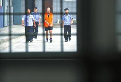 劉明前往家屬會(huì)見室和父母見最后一面。 吳小川 攝