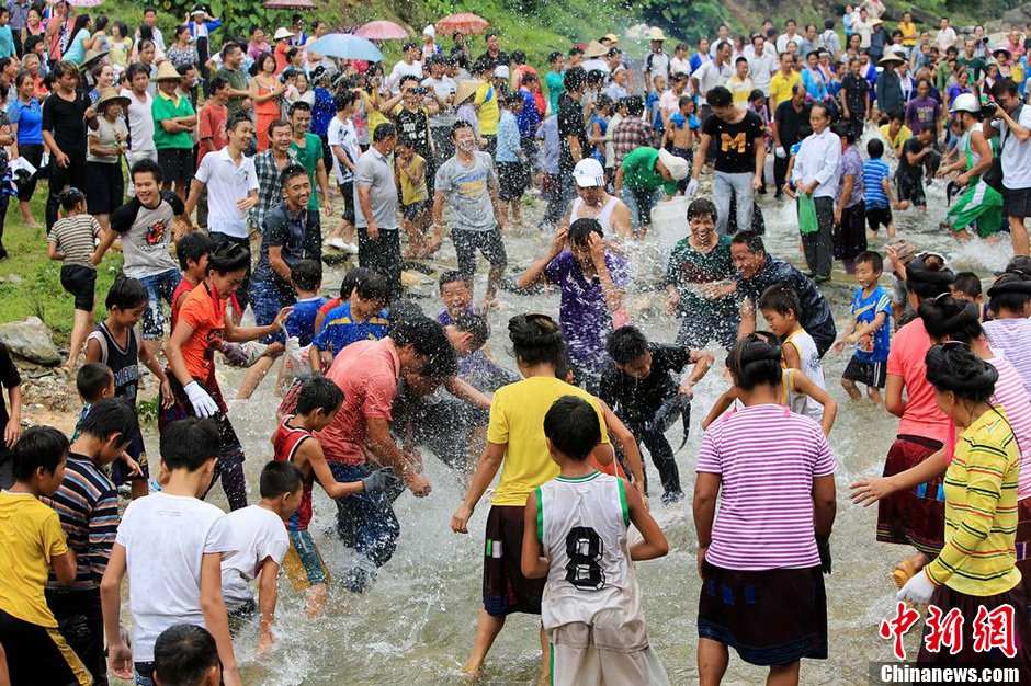 圖為7月9日，村民在小河里摸魚搶魚。譚凱興 攝