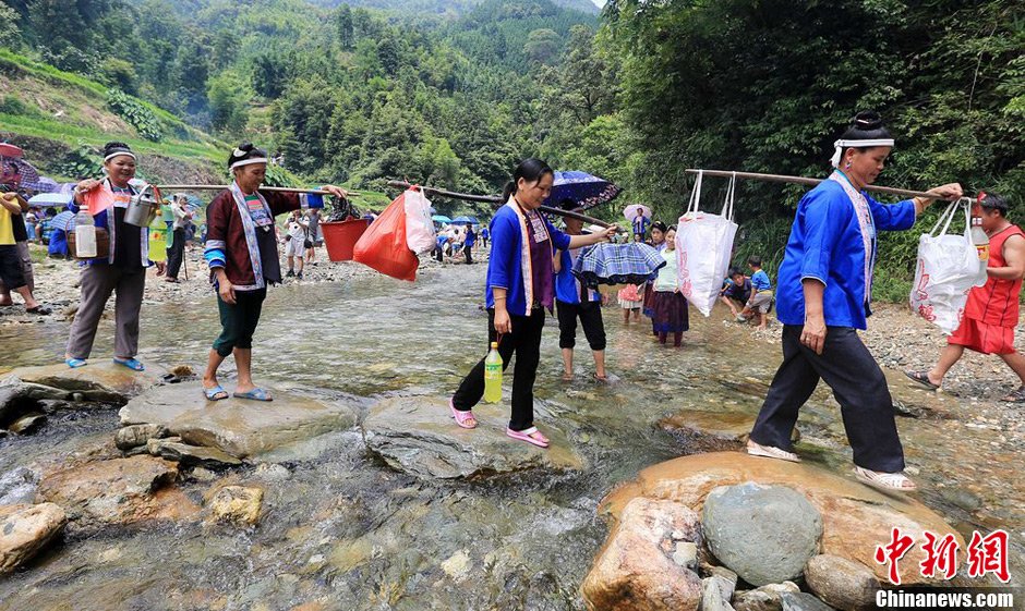 7月9日，一年一度的鬧魚節(jié)在廣西融水苗族自治縣白云鄉(xiāng)保江村舉行，附近村屯的居民前往集會(huì)地參加節(jié)日活動(dòng)