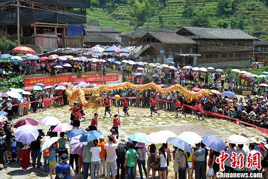 圖為當(dāng)?shù)丶t瑤民眾舞起長龍祈求風(fēng)調(diào)雨順。中新社發(fā) 韋吉陽 攝